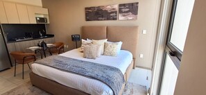 1 habitación, escritorio, tabla de planchar con plancha y wifi 