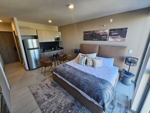 1 habitación, escritorio, tabla de planchar con plancha y wifi 