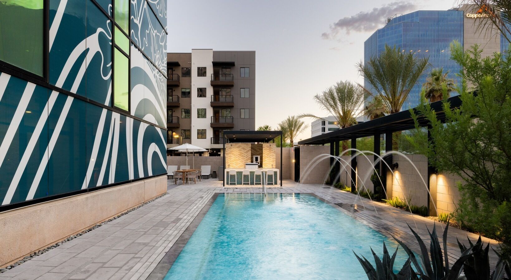 Piscine extérieure, parasols de plage, chaises longues