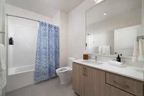 Apartment, 2 Bedrooms | Bathroom | Shower, designer toiletries, hair dryer, towels