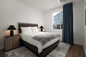 Leilighet, 1 soverom | Sengetøy av topp kvalitet, skrivebord og skrivebord for bærbar PC