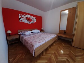 2 bedrooms, internet, bed sheets