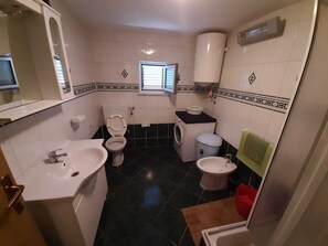 Douche, sèche-cheveux, serviettes fournies