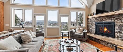 Een smart-tv en een open haard