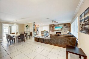 Smart TV, fireplace - Great Location Heated Pool near Hollywood Beach (Hollywood)