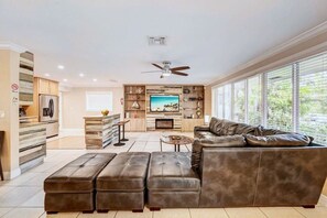 Smart TV, fireplace
