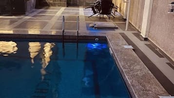 Swim-up bar