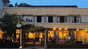 A restaurant with outdoor seating, a covered patio, and a sign reading "le Vinois". - Hotel Restaurant Le Vinois (Caillac)