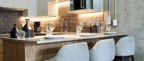 Réfrigérateur, micro-ondes, plaque de cuisson