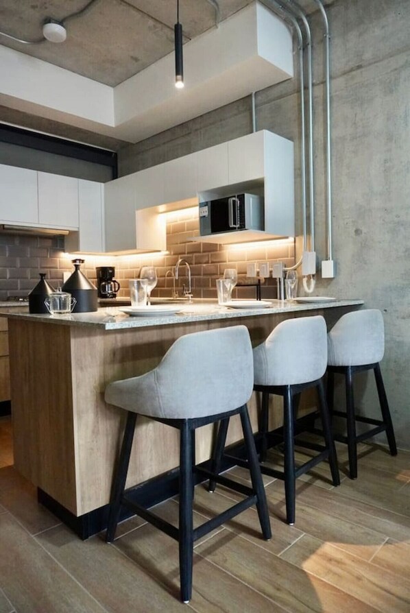 冰箱、微波炉、炉灶、厨具/餐具