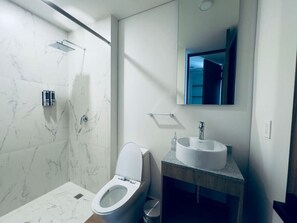 Een haardroger, handdoeken