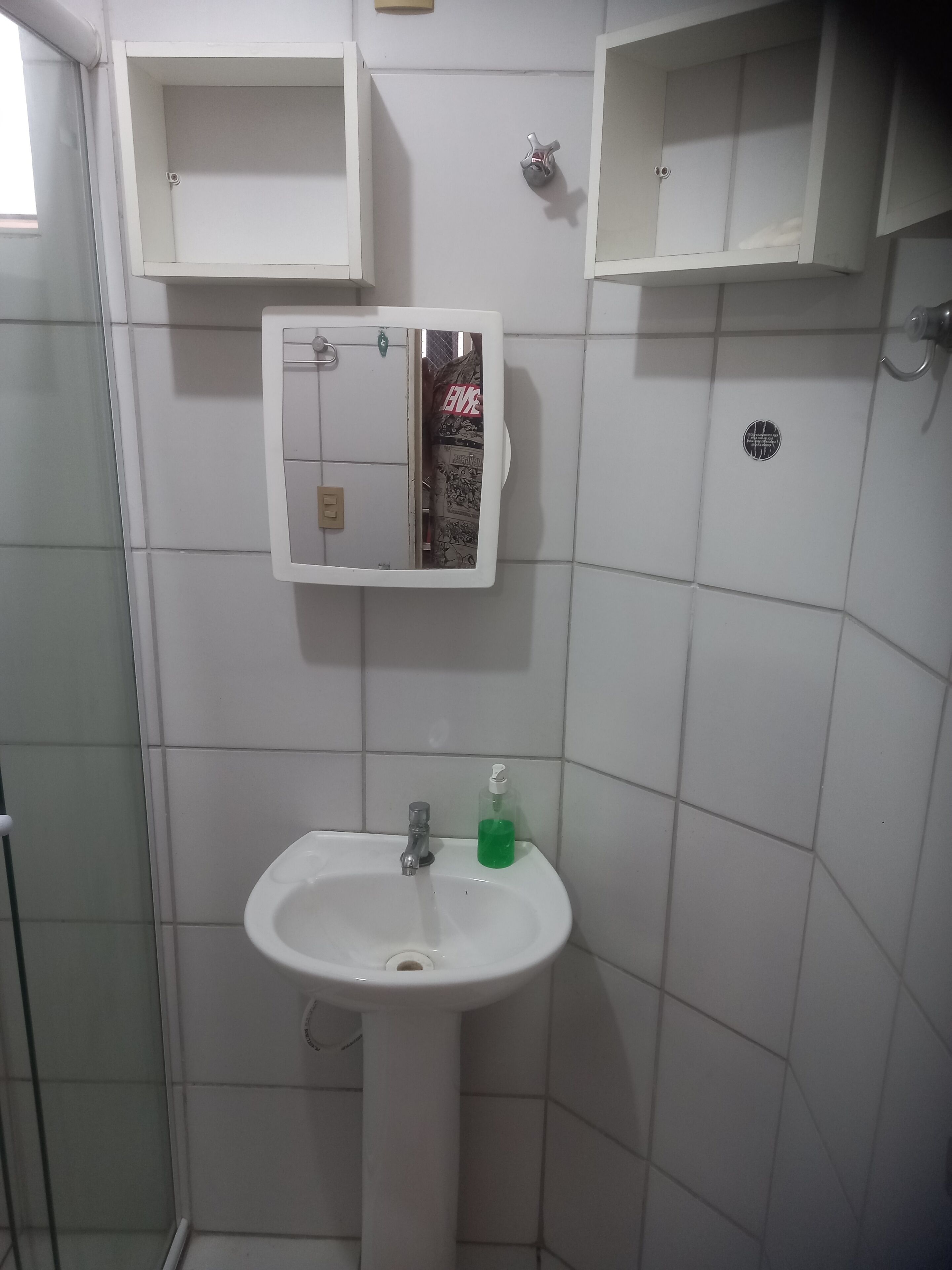 Douche, serviettes fournies, savon, papier toilette