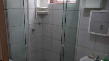 Chuveiro, toalhas de banho, sabonete, papel higiênico