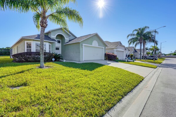 Exterior - 16 Mi to Disney: Home w/ Game Room & Pool (Davenport)