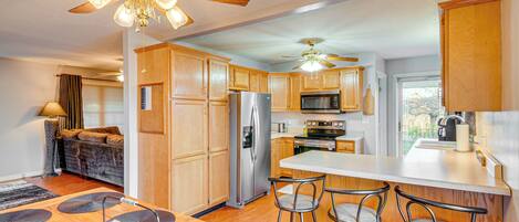 Fridge, microwave, stovetop, dishwasher