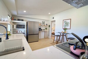 Geladeira, micro-ondas, fogão, cooktop