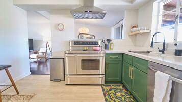 Frigorífic, microones, forn i placa de cuina