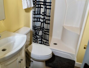 Douche, sĂšche-cheveux, serviettes fournies, savon