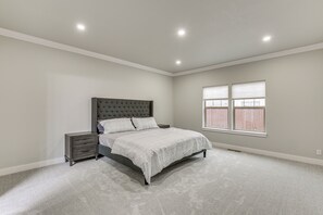 4 bedrooms, iron/ironing board, WiFi, bed sheets