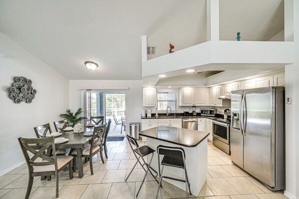 Kühlschrank, Mikrowelle, Herdplatte, Geschirrspüler