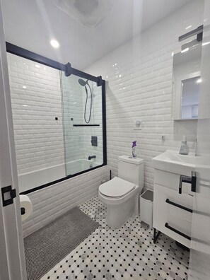 ヘアドライヤー、タオル、石鹸、トイレットペーパー