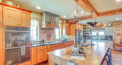 3 Mi to Dtwn: Charming Farmhouse in Mount Joy!