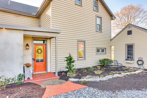 Exterior - 3 Mi to Dtwn: Charming Farmhouse in Mount Joy! (Mount Joy)