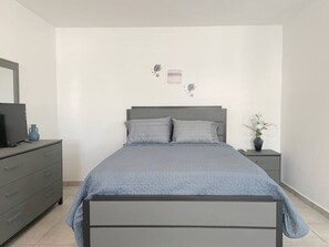 5 bedrooms, desk, iron/ironing board, travel crib