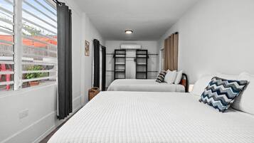 6 habitaciones, escritorio y tabla de planchar con plancha