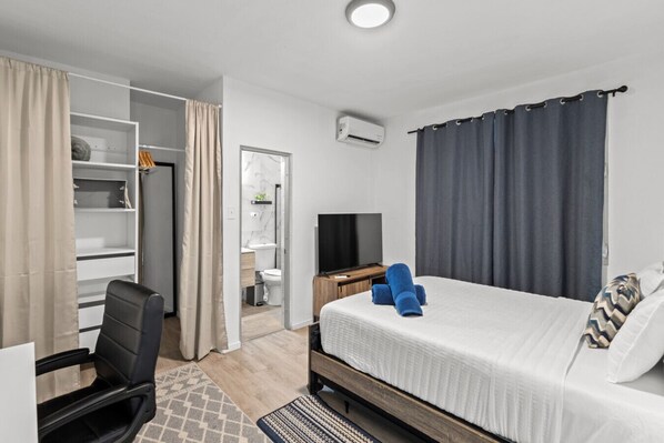 6 bedrooms, desk, iron/ironing board, travel cot