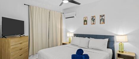 6 habitaciones, escritorio y tabla de planchar con plancha