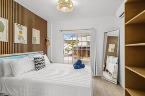 6 bedrooms, desk, iron/ironing board, travel crib