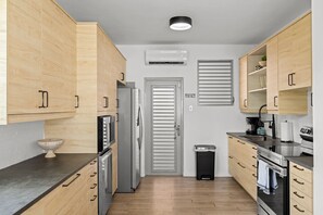 Kühlschrank, Mikrowelle, Ofen, Herdplatte