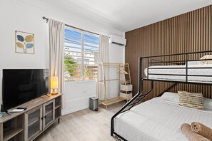 6 habitaciones, escritorio y tabla de planchar con plancha 
