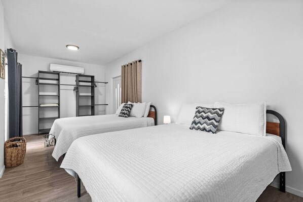 6 habitaciones, escritorio y tabla de planchar con plancha 