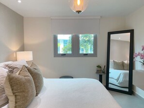 3 habitaciones, escritorio y tabla de planchar con plancha 
