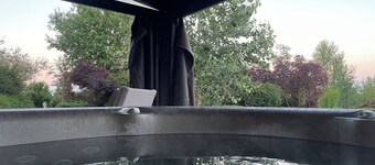 Redneck Motor Palace - Hot Tub!