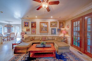 Smart TV, chimenea, libros y estéreo 