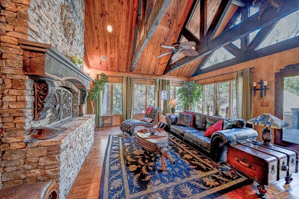 Smart TV, chimenea, libros y estéreo 