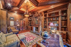 Smart TV, fireplace, books, stereo