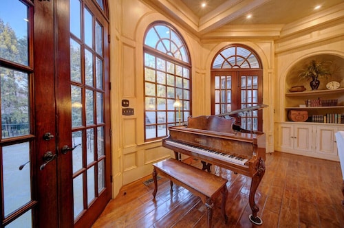 Lion`s Gate Estate - Marietta, Georgia