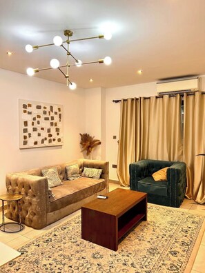 Living area - Luxury City Center one bed Apt (Accra)