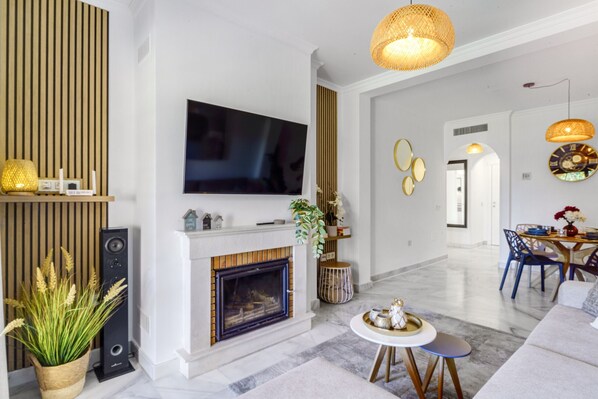 Smart TV, fireplace