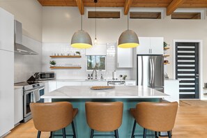 Fridge, microwave, oven, stovetop - Mtn View, 3 Miles to DT AVL, King Bed, Fire Pit (Asheville)