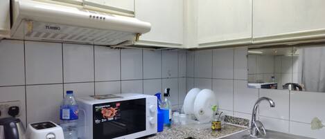 ثلاجة، ميكروويف، فرن، غلّاية كهربائية