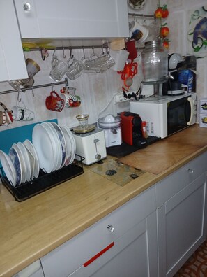 Shared Dormitory, 2 Bedrooms, Garden View | Private kitchen