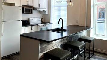 Coffee/tea maker, fridge, microwave, oven