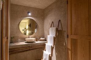 Douche, serviettes fournies, savon, shampoing