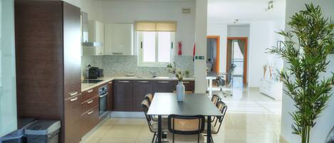 Kühlschrank, Ofen, Geschirrspüler, Wasserkocher mit Kaffee-/Teezubehör