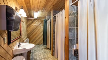 Een douche, handdoeken, toiletpapier
